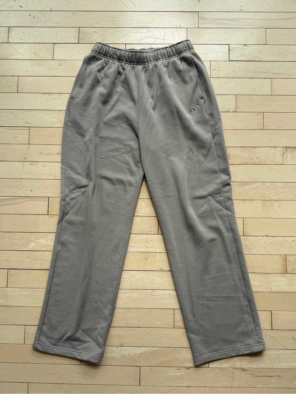 Men’s ALO Yoga Accolade Straight Leg Sweatpant (Gravel; Size M)